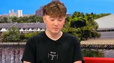 Povestea lui Alex, tânărul care a fost dat dispărut șase ani, după ce a fost răpit de mama lui. Avea doar 11 ani când a fost obligat de femeie să trăiască în comunități nomade