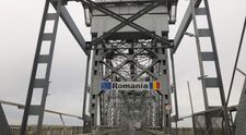 Cozi de 4 km de 1 august pe Podul Giugiu-Ruse. Românii care merg spre Grecia, exasperați: “Înaintăm cu 200 m la 10 minute”
