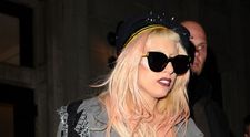 Lady GaGa cu ciorapi zdrentuiti, in sutien si cu bereta pe cap prin New York! FOTO