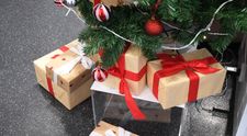 Și-a snopit în bătaie soția pentru că nu i-a plăcut cum a împodobit bradul de Crăciun