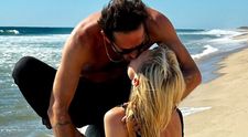 În urmă cu trei ani a divorțat de un om de afaceri, iar acum s-a logodit cu un fotograf. Celebra actriță a dezvăluit că era de mult timp îndrăgostită de el