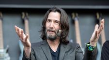 Anul ăsta face 60 de ani, dar noul look l-a întinerit cu 25 de ani! Keanu Reeves, de nerecunoscut după ce și-a tuns pletele: „Zâmbetul lui topește inimi!””
