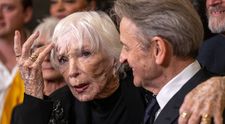 Viață luxoasă, dar singurătate apăsătoare. O celebră actriță de la Hollywood își sărbătorește ziua de naștere alături de un angajat. Nu se înțelege cu singura sa fiică