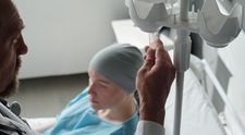 A crezut că intră la menopauză și a ignorat semnalele, dar medicii au diagnosticat-o cu cancer! Cu ce simptome s-a confruntat o femeie de 55 de ani