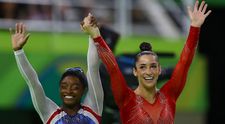 Doua campioane olimpice, poze sexy in costum de baie. Aly Raisman si Simone Biles au debutat in Sport Illustrated