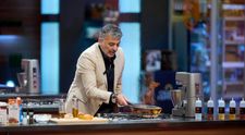 Chef Hadad face o demonstrație de flambare în timp ce prezintă rețeta de „Crêpes Suzette”