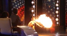 Barbatul care scuipa flacari si inghite sticla, asistat de sotia lui. Ce au facut pe scena 