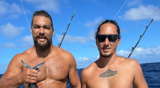 Jason Momoa, apariție dezinhibată la pescuit. Actorul s-a filmat aproape gol, cu o bucată de material înfășurată în zona întimă