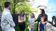 VIDEO Trei frați abandonați de mamă dau o lecție despre iubire necondiționată la Visuri la cheie
