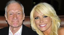 O mai știi pe Crystal Hefner? Văduva fondatorului Playboy este astăzi o cu totul altă persoană! S-a căsătorit în mare secret cu un om de afaceri celebru și duce o viață liniștită! Cum arată acum vedeta