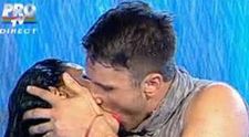 Adelina Pestritu s-a sarutat salbatic cu Andrei, presupusul fiu al lui Botezatu, la 