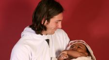 În urmă cu 19 ani, Messi îl ținea în brațe pe Lamine Yamal. Fotografia care a făcut înconjurul lumii capătă acum o semnificație incredibilă