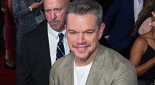 Matt Damon, departe de a mai semăna cu sex-simbolul care a cucerit Hollywood! Celebrul actor, surprins de paparazzi cu barbă lungă și mustață grizonată