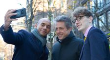 Hugh Grant a postat pe Twitter cea mai controversată fotografie a sa, dedicație pentru toți „haterii”