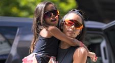VIDEO Fiica lui Kim Kardashian și-a făcut debutul ca fotomodel la doar cinci ani. Cum a defilat pe podium