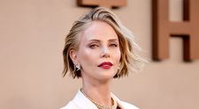 „Așa arată o femeie adevărată”, spun unii. „Arată ca un băț, să mănânce un hamburger”, răspund alții. Charlize Theron stârnește controverse cu ultima apariție