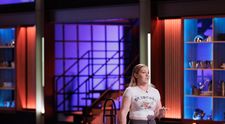 MasterChef 2024, 30 septembrie. Raluca Simion, copywriter pasionat de nutriționism, îi bagă în ceață pe chefi cu deserturile sale proteice: perlă raffaello cu zmeură și mentă. Cătălin Scărlătescu nu înțelege ce a gustat: „Are gust de mălai”