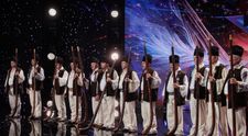 Bucimașii din Spulber, moment nereușit la „Românii au Talent”! Formația venită tocmai din Munții Vrancei a încercat să îi impresioneze pe jurați, însă reacțiile nu au fost pe măsura așteptărilor. Bobonete a râs cu lacrimi pe tot parcursul numărului: „A fost de ajuns să vă văd o singură dată”