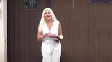 Elena Udrea, cu tatuajul la vedere, la ieșirea din penitenciar. Ce scrie pe clavicula ei. Detaliul pe care toată lumea l-a observat