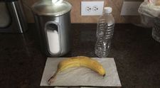 A taiat o banana si a pus-o intr-o sticla goala de apa. Ce s-a intamplat dupa o saptamana. Rezultatul, genial