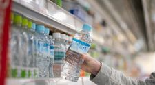 Un angajat al unui supermarket a fost concediat după ce a băut o sticlă de apă fără să o plătească