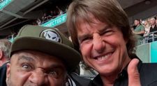 Cine este bărbatul cu dinți aurii alături de care a pozat Tom Cruise la concertul Oasis