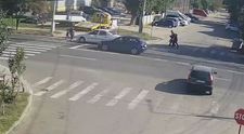 VIDEO | O mamă și doi copii din Adjud au fost loviți din plin cu mașina, pe trecerea de pietoni