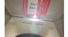 O adolescentă a fost filmată, pe ascuns, în baia avionului. Ce făcea tânăra în toaletă și ce imagini au fost surprinse de camera telefonului mobil