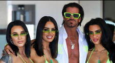 Regele tutunului din Australia, petrecere cu peste 150 de femei. Travers Beynon este varianta australiană a lui Hugh Hefner
