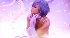 Rihanna, mai provocatoare ca oricând! S-a fotografiat în lenjerie intimă și cu părul mov
