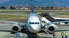 Scene șocante pe pista aeroportului din Bergamo: un bărbat a fost aspirat de motorul unui avion și a murit pe loc