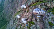 Ai avea curaj să dormi aici? Camerele de hotel sunt suspendate la 400 de metri deasupra prăpastiei. Ca să ajungi în pat, trebuie să escaladezi stânca!