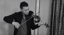 Romanul care face senzatie pe strazile din Scotia cu vioara lui revine cu o noua piesa - VIDEO