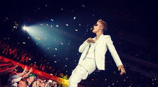 Reactia lui Justin Bieber, dupa ce o admiratoare si-a aruncat sutienul pe scena, la un concert. FOTO