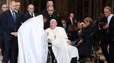 Papa Francisc reacționează bine la tratamentul împotriva pneumoniei. Medicii nu fac încă public prognosticul
