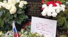 Ce scrie pe un bilet lăsat la mormântul părinților lui Vladimir Putin