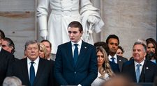 De ce Barron Trump refuză să le dea colegilor de facultate numărul său de telefon. Care este singura modalitate prin care fiul președintelui Donald Trump reușește totuși să comunice cu ei