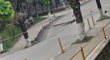 Le-a fugit pământul de sub picioare. Localnicii din orașul Slănic sunt îngrijorați după ce s-a surpat o porțiune mare de stradă. Ce spun specialiștii despre zăcământul de sare pe care stă întreaga localitate
