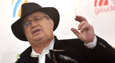 Mircea Dinescu a scris o poezie pentru femeile umilite din cauza aspectului fizic