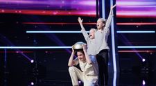 Românii au talent, 27 februarie 2026. Stela și Luna au transformat o simplă ceartă între surori într-un musical de excepție. Au făcut spectacol total cu ajutorul tatăl lor, fondatorul trupei româno-germane ZMEI3: „Sunteți foarte istețe! Vă iese deșteptăciunea prin codițele alea”