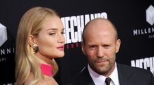 Imagini rare cu logodnica lui Jason Statham. Rosie Huntington-Whiteley s-a pozat în timp ce-și alăpta fetița