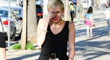 Miley Cyrus, la limita dintre sexy si vulgar. Si-a schimbat tunsoarea si si-a luat cei mai scurti pantaloni posibili