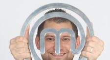 Castigatorul Masterchef Romania a gatit 300 de mucenici, alaturi de ajutoare de nadejde. Cui au fost donati mucenicii