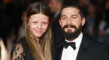 Shia LaBeouf și-a lăsat soția tinerică pentru o cântăreață nonconformistă. Cum arată noua sa cucerire