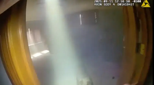 Un cățel l-a șocat pe polițistul care a venit să-l scoată dintr-o casă în flăcări. Ce a făcut înainte să iasă din casă: ”Ce băiat bun” VIDEO
