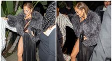 Are 53 de ani, dar se îmbracă mai sexy ca niciodată! Jennifer Lopez, în cea mai îndrăzneață rochie de anul ăsta