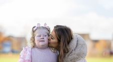 Afecțiunea rară care o ține flămândă. La 5 ani are 45 kg: mama ei i-a pus gard să nu mai ajungă la frigider