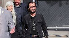 Îl recunoști? E unul dintre cei mai mari muzicieni ai lumii și sfidează vârsta ca nimeni altul! După ce și-a vopsit părul și barba, celebrul Ringo Starr arată de parcă ar fi cu 40 de ani mai tânăr
