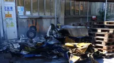 Avion prăbușit în Arad, în curtea unei companii. Două persoane au murit