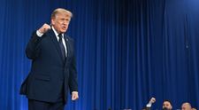 Trump, acuzat că a purtat un „scutec dublu” la ceremonia de la Cimitirul Național Arlington. Îngrijorările privind starea de sănătate și o posibilă demență se intensifică